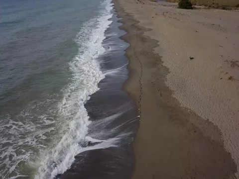 Drone slowly flying forwards down Spanish beach 動画素材 80085863