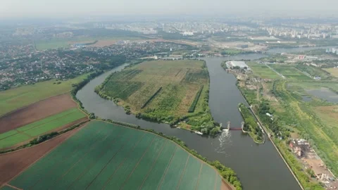 Drone slowly pulling away over river landscape 库存影片 325781198