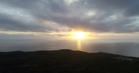 Drone slowly rising for sunset over ocean Vídeo Stock 84274758