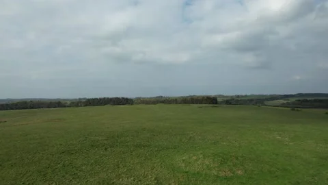 Drone Slowly Taking Off Then Moving Forward Over A Grassy Field in England. Vídeo Stock 188833657