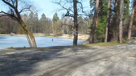 Drone  smooth flight in  winter park. Видео 36790794