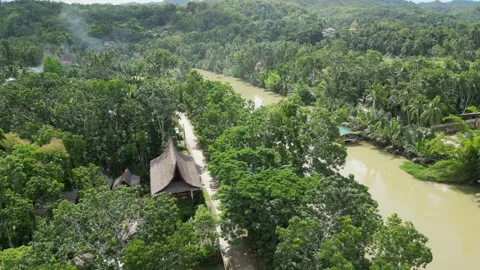 The drone soars into the sky, showing the curved roof of a Vietnamese house next Video stock 233230665