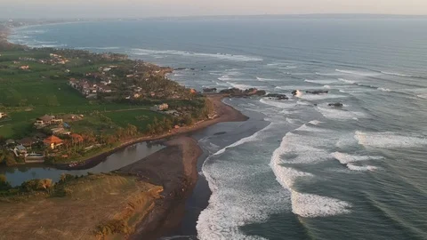 Drone span ocean view and white big waves and river flowing 库存影片 129573271