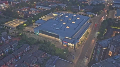 Drone static establishing shot of Tesco Extra supermarket at blue hour Vídeo Stock 341184264