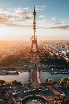 Drone Sunrise View of the Eiffel Tower, Paris Foto stock