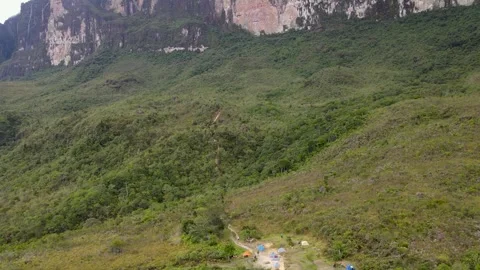 Drone takes off from base camp of hikers at foot of Mount Roraima 스톡 동영상 242013991