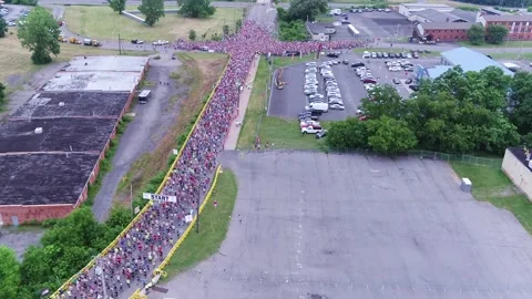 Drone thousands of runners start race Video stock 170575312