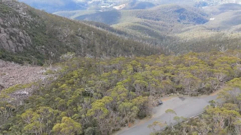 Drone tilt-up from a mountain car park to a view of Hobart, Tasmania. Vídeo Stock 332542467