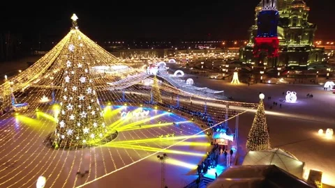 Drone tilting down toward illuminated winter rink Vidéo 322999912
