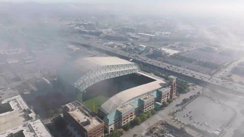 Drone tilting toward the Daikin park stadium, misty morning in Houston, USA Vídeo Stock 312094113