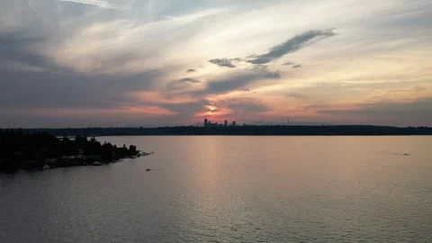 Drone Time-Lapse of Sunset over Lake Washington, Bellevue Skyline Stockbeeldmateriaal 348420873