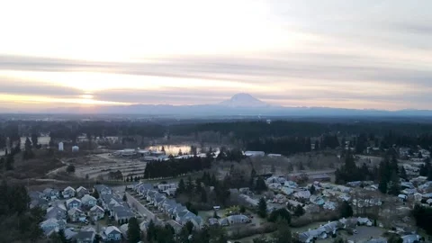 Drone Timelapse Over Town With Mountain In The Background 動画素材 180515299