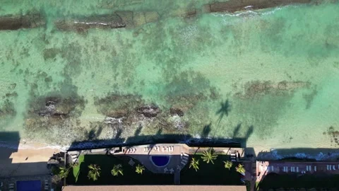 Drone Top-Down Aerial View of Oceanfront Hotel, Maui Hawaii 库存影片 348417328