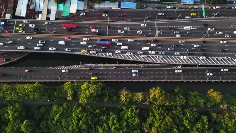 Drone top-down shot showing a busy multi lane expressway in Bangkok running 스톡 동영상 311903318