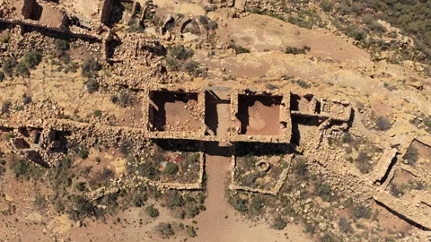 Drone Top Down View of Abandoned Stone Ruins and Weathered Walls in a Desert Video stock 333864522