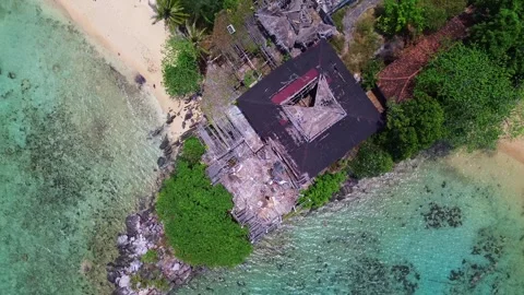 Drone Top Down View of Abandoned Beach Resort on Tropical Island Coast Vídeos de archivo 345980808