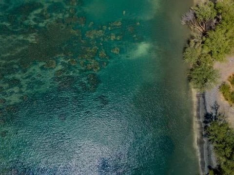 Drone top down view of the crystal clear water in Lahaina, Maui, Hawaii Foto stock