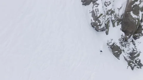 Drone top down view extreme skier riding down rocky ski slope, Aerial mountains 스톡 동영상 251934997