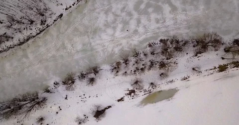 Drone Top Down View of Outskirts of Gomel Belarus and Ice Fisherman on River Vidéo 96478113
