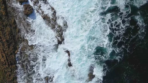 Drone Top Down View of Waves Crashing Against Rocks 스톡 동영상 220618612