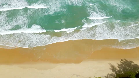 Drone top view of beautiful turquoise sea waves breaking on sandy coastline.  Stockbeeldmateriaal 188013358