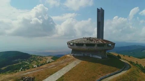 Drone top view Buzludzha - abandoned communist building in the Balkan mountains, Vídeos de archivo 167721753