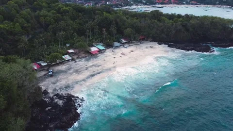Drone Top View of Ocean Waves Meeting Rocky Shoreline Stockbeeldmateriaal 333554699
