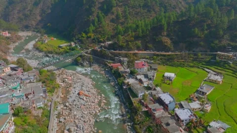 Drone top view a small town in Uttarakhand along with the Pindar river flow.. Video stock 304416249