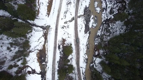 Drone top view SUV driving on a mountain road. winter. Vídeos de archivo 169080236