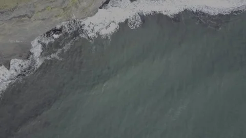 Drone Topshot of waves hitting the coast of Iceland. 動画素材 143830528