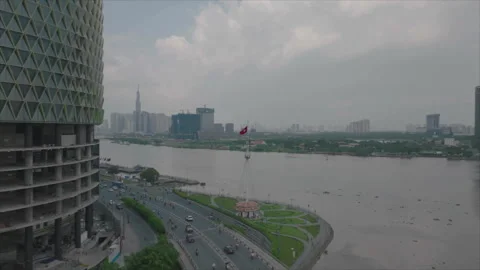Drone toward river passing by flag on pole Vidéo 346604831