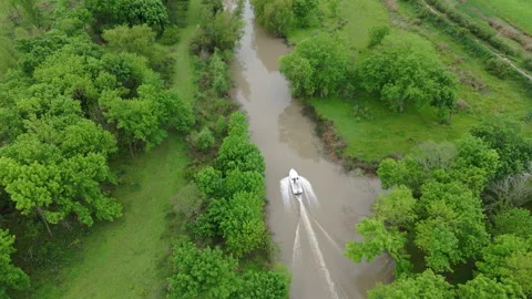 Drone track shot of boat navigating narrow Delta del Paraná river between dense Vídeo Stock 309617220