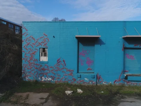 Drone tracking of art-painted building in east Atlanta 库存影片 73497785