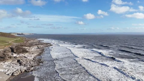 Drone Tracking Backwards Over Waves and Rocks, Wales Coast UK 4K Vidéo 334067186
