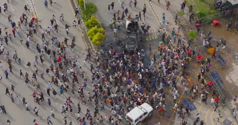 Drone tracking of Gen Z activists marching to Federal Parliament Hall gates in Vídeos de archivo 335018610