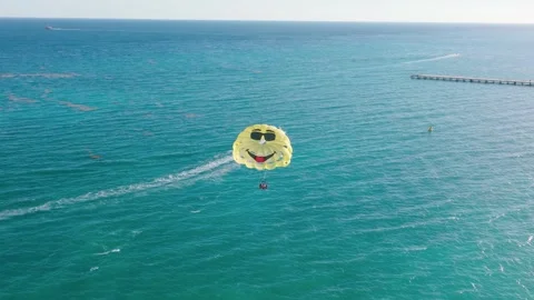 Drone tracking tourists parasailing behind motorboat in Playa Del Carmen Vídeos de archivo 170544871