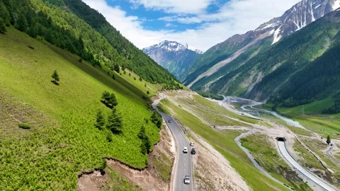 Drone tracking vehicles on Zojila pass highway Baltal Kashmir. Stock-Footage 337618264