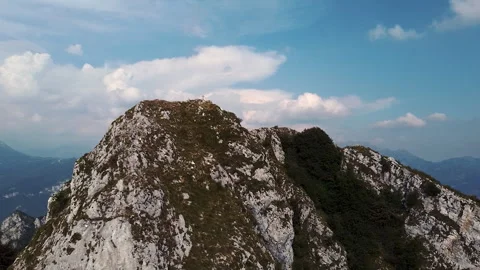Drone turning around Canzo's Horns aka Corni di Canzo in Lake Como Italy Vidéo 247501416