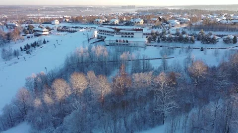 Drone turning left over snowy ski resort slope Vidéo 323466451