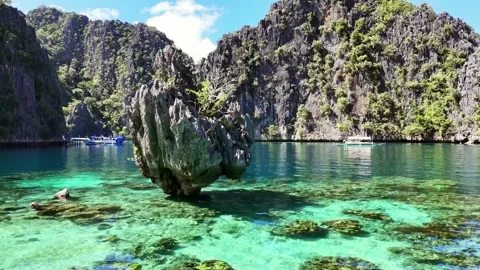 Drone Twin lagoon, limestone cliffs in Philippines. Coron, Palawan. Vídeo Stock 302849287