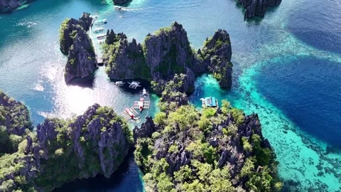 Drone Twin lagoon, limestone cliffs in Philippines. Coron, Palawan. Видео 302849587