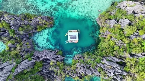 Drone Twin lagoon, limestone cliffs in Philippines. Coron, Palawan. 스톡 동영상 302849694