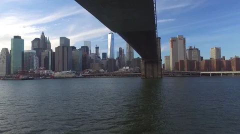 Drone under Brooklyn Bridge Video stock 61713580