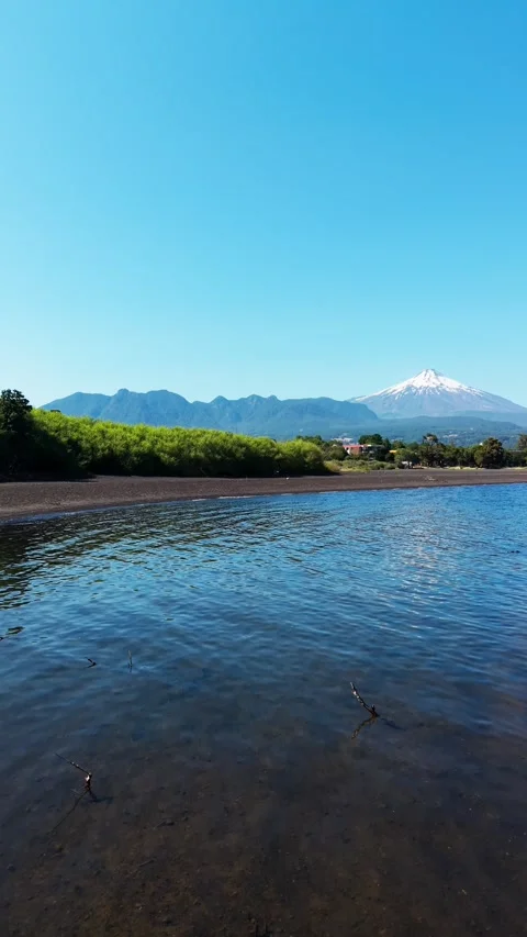 Drone Vertical Forward Flight Over Lake Water with a Snow Capped Volcano an.. Vídeos de archivo 339252237