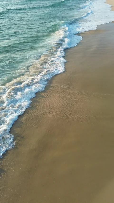 Drone Vertical View of Crystal Clear Water Rolling onto Beachset – 4K 库存影片 314616705
