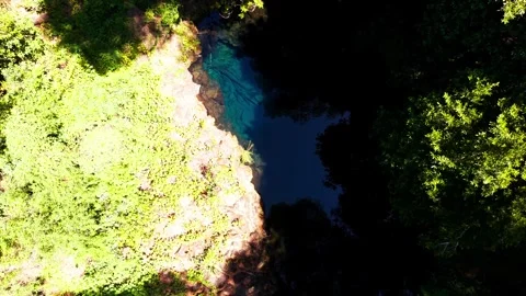 Drone Vertical Zooming Out Top Down View of a Crystal Clear Blue Water Pond.. Vídeos de archivo 339252268