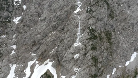 Drone video of an avalanche going down on a rocky mountain - 4K Vídeo Stock 112333016