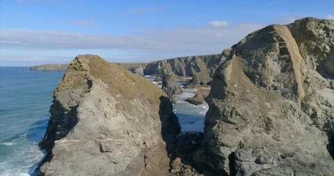Drone Video: Bedruthan Steps, Cornwall Video stock 104962971