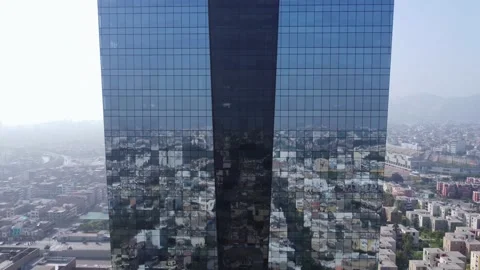 Drone video of a building or tower with windows that reflect like mirrors. Vidéo 194501952