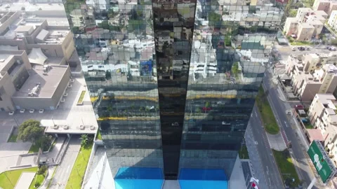 Drone video of a building or tower with reflective windows that act like Vidéo 194501998